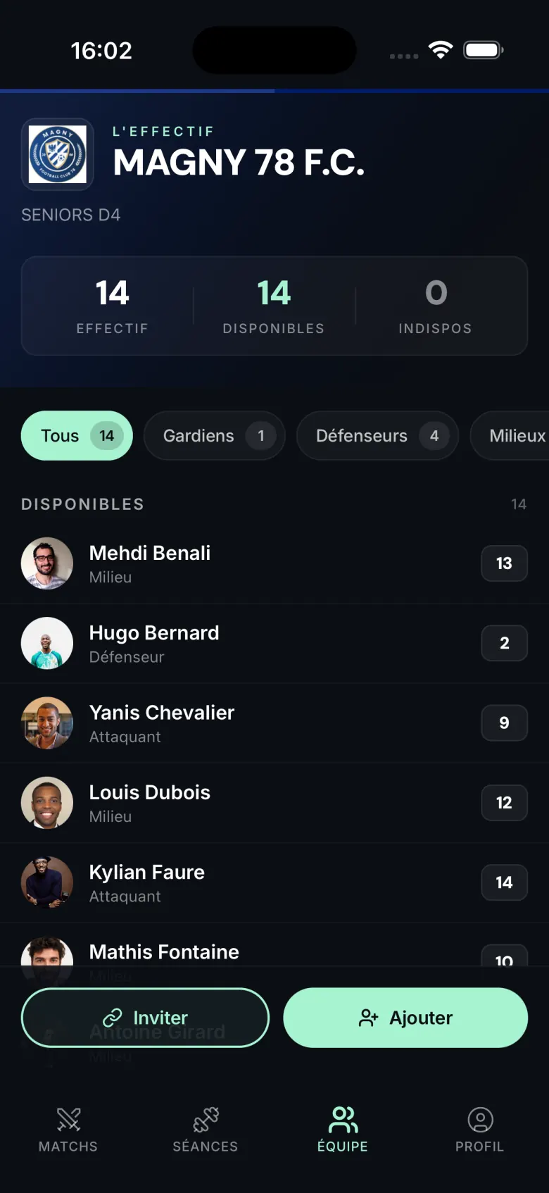 Effectif Seniors D4 : 14 joueurs disponibles, filtres par poste, invitation en un tap.